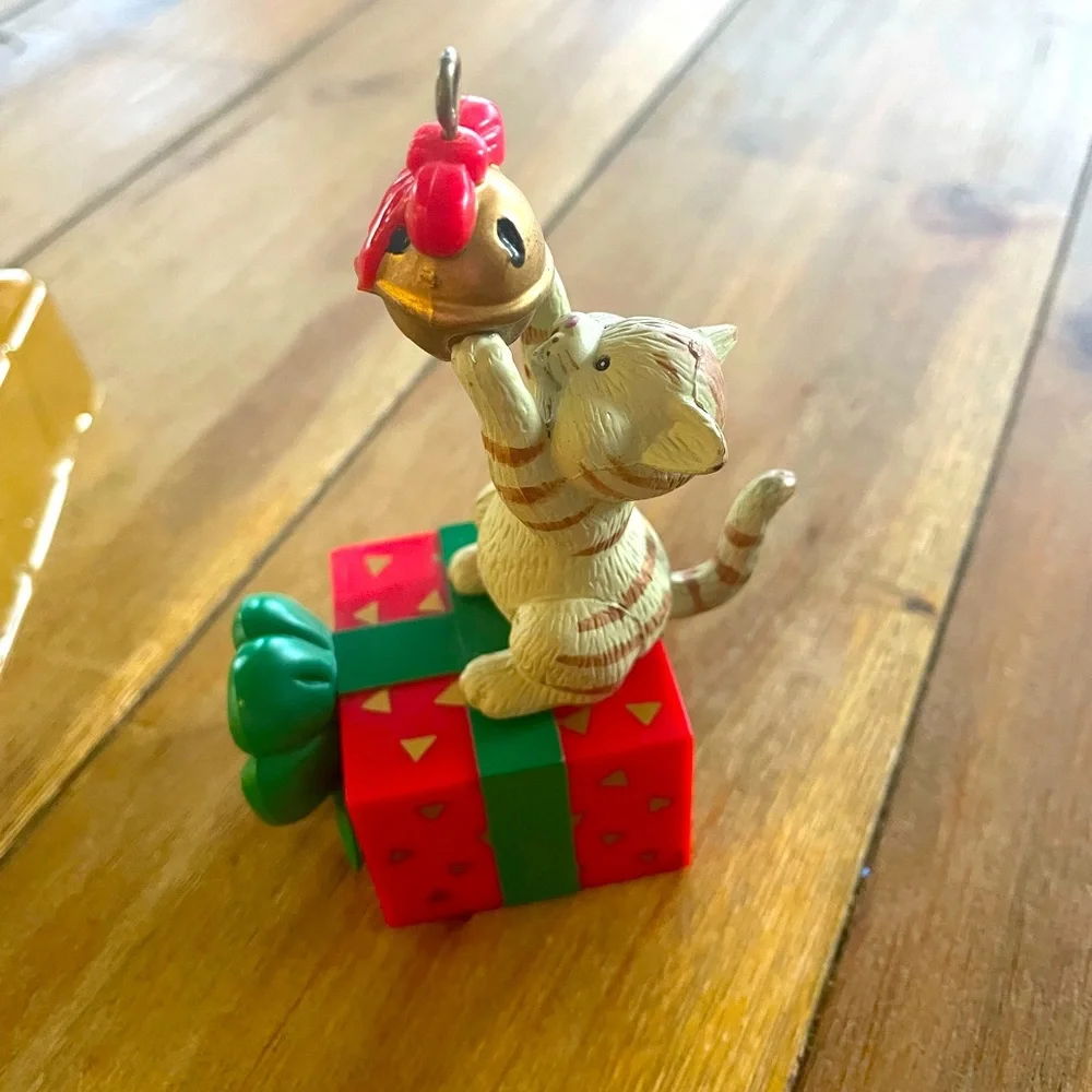 Vintage 1989 Noma Christmas ornament with ORNAMOTION motor Cat Kitten‎